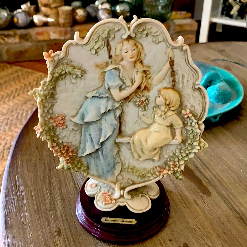 Giuseppe Armani figurine 1994 Mother's Day, no box, in great condition.
